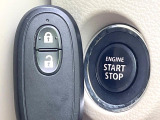 【キーレススタートシステム】カバンやポケットに入れたままでもドアの施錠・解錠が可能なスマートキーを装備。エンジンのオン・オフ時もカギを取り出す必要が無いからとっても便利です♪