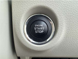 エンジンスタートボタンです。キーが車内にあれば、エンジンの始動・停止はブレーキを踏んでスイッチを押すだけ!キーを取り出す手間を省き、ワンプッシュでエンジンを操作するので簡単でスムーズです。