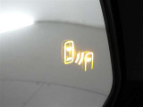 隣車線を走る車両をレーダーで検知し、ドアミラーでは確認しにくい後側方エリアに存在する車両に加え、急接近してくる車両も検知します。車両を検知するとドアミラーに搭載されたLEDインジケーターが点灯します。