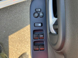 運転席アームレストに、【リモコンドアミラー】【パワーウィンドウ】スイッチあり。手元で操作ラクラク。