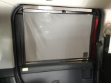 ロールサンシェイドは、太陽光を防ぐので冷房の効きを良くする効果もあるんです。エアコンを控えめにすれば燃費向上も見込めますよ。