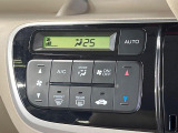 【オートエアコン】一度お好みの温度に設定すれば、車内の温度を検知し風量や温度を自動で調整。暑い&hellip;寒い&hellip;と何度もスイッチ操作をする必要はありません。快適な車内空間には必須の機能ですね♪