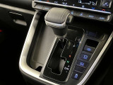 シフトレバーの右側にトラクションコントロール(横滑り防止機能)や電動パーキングブレーキ等のスイッチが配置されています。