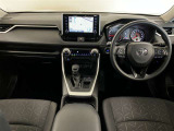 室内はディスプレイオーディオを起点としてエアコン、センターコンソール、アームレストに連なる様なデザインとした上に、各操作スイッチ等も使いやすい位置に配置され安定した運転が出来る仕様に構成されています。