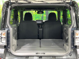 普段のお買い物や通勤、送迎等に十分な荷室スペースを確保しております。セカンドシートを倒すと、大きな荷物の積載も可能です♪