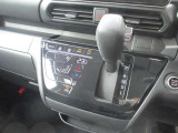 使い勝手の良い位置に配置された操作性の良いシフトレバーになってます。