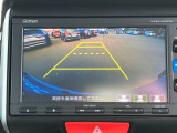 バックモニター装備。画面にて後方の確認が行えるので、バック駐車や車庫入れの際には重宝します。車の運転に慣れない方でも安心のガイドライン表示機能付。