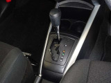 操作が楽なフロアシフトです、レバー式パーキングブレーキで足元インパネ周りもすっきりしています。