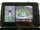 まるで空から見下ろしたかのような映像を映し出すアラウンドモニターだから、車庫入れもラクラクです!
