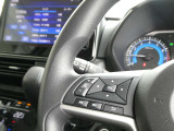 ナビの音量など車両情報を手元で操作できるハンドルスイッチ付き。