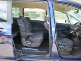 スライド機能により、乗員に合わせた自由な配置が可能です。 Sliding rear seats offer flexible layouts for all your passengers.