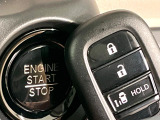 【Hondaスマートキー】カバンやポケットに入れたままでもドアの施錠・解錠が可能なスマートキーを装備。エンジンのオン・オフ時もカギを取り出す必要が無いからとっても便利です♪