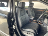 フロントシートは肘掛けとシートヒーター装備の電動パワーシートで、長時間でも快適ドライブ!本革仕様です