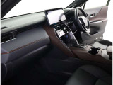 シックな色使いの運転席周りですね。すっきりとしたデザインで上品な色使いです。居心地の良い運転席長く座ってられるリラックスできるデザインがいいですね。