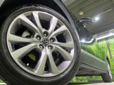 【純正18インチアルミホイール】外観にマッチした純正アルミホイールを装着しております。各種社外アルミホイールや、スタッドレスタイヤも取扱いしております。是非ご相談ください♪