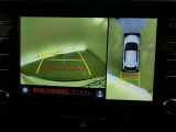 【全周囲モニター】車を上空から見下ろしたような映像をカーナビ画面に映し出し、車庫入れや縦列駐車をサポートしてくれます。