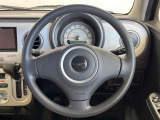 インテリアに合わせたデザインのステアリングは、運転される方のことも考え、運転しやすい形状、大きさです。是非一度、実際に触ってお確かめください。