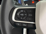 ナビゲーションやオーディオなどの操作がハンドルの手元でできるステアリングスイッチが付いてます