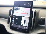 これまでのボルボではバックカメラと360&deg;カメラの切り替え式でしたが、EX30ではディスプレイの広さを活かして同時表示されます