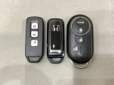 スマートキー付きですからドアロックの開閉およびエンジンスタートが楽々です。電動スライドドアの開け閉めもボタンで操作できます。加えて、純正リモコンエンジンスターター用の操作キーもついています。