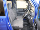 操作性に優れた運転席となります!小物入れや各ボタンの配置にこだわり、使いやすいです!座り心地もよく視認性も良好なのでロングドライブもお任せ下さい!