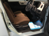 【ベンチシート】運転席と助手席の移動もスムーズ!狭い駐車場での乗り降りや、お子様の乗り降りにも便利です。座席の間にコンソールボックスやドリンクホルダーがないため、車内空間が広く感じます。
