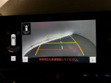 バックガイドモニター付き。車両後方の映像をナビ画面に表示し、駐車などの後退操作をサポートします。
