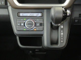 オートエアコンで暑い夏も寒い冬も快適な車内で運転出来ます。