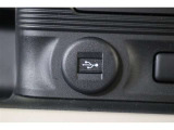 データ通信/給電用のUSBポートが装備されています。iPhoneやスマートフォンを繋いで音楽を再生したり、充電したり。車内にあると便利なアイテムのひとつですね!