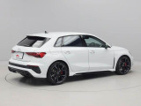 quattro(4WD)で雪道や滑りやすい道路はもちろんのこと日常の運転シーンでも安心と安全、さらにスポーティーなドライビング体験を提供します