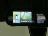 アラウンドビューモニター搭載。カメラで車両周囲の状況を映し出すため、狭い場所での駐車などに役立ちます。