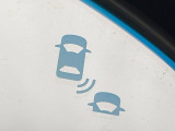 【ブラインドスポットインフォメーション】走行中、ドアミラーの死角になりやすい箇所に後続車が接近するとサイドミラー付近に警告を表示、ドライバーに注意喚起をしてくれます。