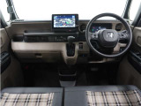 ◆視界広々で非常に運転しやすくロングドライブでも疲れを感じさせないすっきりとまとまったインパネ周りです。