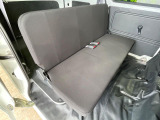 後部座席も気になるようなキズ・汚れやへたり等、大きなダメージはなく、良好な状態です。