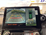 パノラミックビューモニター付きです。車両を上から見たような映像をディスプレイオーディオ画面に表示。運転席からの目視だけでは見にくい、車両周辺の状況をリアルタイムでしっかり確認できます。