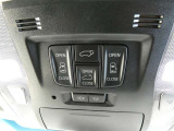 電動スライドドアのスイッチで車内からもスライドドアの開閉ができます。イージークローザー機能で半ドアになることも防止してくれます。