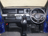 操作性に優れた運転席となります!小物入れや各ボタンの配置にこだわり、使いやすいです!座り心地もよく視認性も良好なのでロングドライブもお任せ下さい!