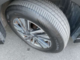 純正16インチのアルミホイールを装着しています