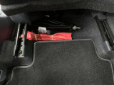助手席下に工具やジャッキがあります。