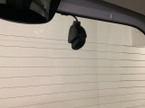 後方にもドライブレコーダーのカメラが付いています。前後両方でお車の周りを監視・記録いたします。