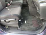 【フロントのフロアマット】前席は純正フロアマット付きです。大きな汚れもなく、使用感も少なめで綺麗な状態です。