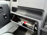車検証ケースもすっぽりグローブボックス★ 上には小物置きもございます!(^^)!