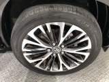 【純正アルミホイール】です!車両デザインに合わせてホイールをデザインしているため、見た目にもカッコイイアルミホイール♪洗車もラクチンで錆びません。