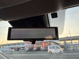【スマートルームミラー】後方カメラを使う事で後席の荷物や乗員、ピラーによって後方視界が遮られる事なく後方を確認する事が出来ます。