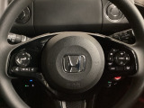 ハンドルにHondaセンシング系のクルーズコントロールやレーンキープアシストなどのスイッチと、オーディオの操作スイッチが装備されています。ハンドルから手を離さず安全に操作できます。