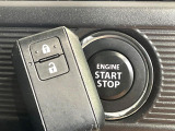 【キーレススタートシステム】カバンやポケットに入れたままでもドアの施錠・解錠が可能なスマートキーを装備。エンジンのオン・オフ時もカギを取り出す必要が無いからとっても便利です♪