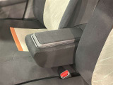運転席横、アームレスト付きコンソールボックスです。