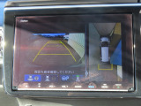 【マルチビューカメラシステム】フロントビューだけでなく、グラウンドビューも表示!自車を上空から見下ろしたような映像が表示されるので、駐車時などにドライバーの死角を減らすことができます。