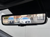 【デジタルインナーミラー】車両後方カメラの映像をミラーに映すことが出来ます。 そのため、後席に人や荷物があって後方が見えづらい場合でもしっかり視界を確保することが出来ます。
