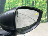 【ブラインドスポットモニタリング】走行中、ドアミラーの死角になりやすい箇所に後続車が接近するとサイドミラー付近に警告を表示、ドライバーに注意喚起をしてくれます。